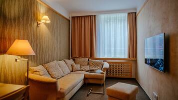 Junior Suite | 2 bedrooms, in-room safe, desk, blackout drapes