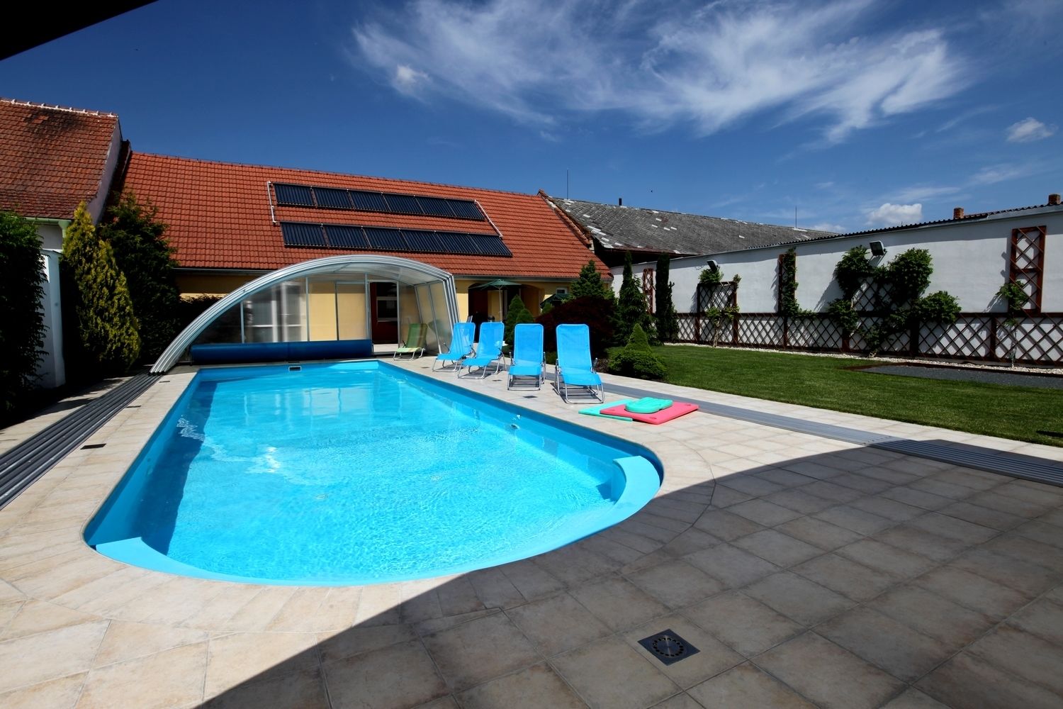 seasonal outdoor pool, pool loungers