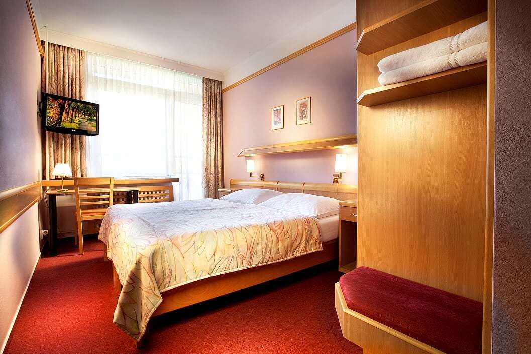 standard twin room | 2 bedrooms, in-room safe, desk, blackout curtains