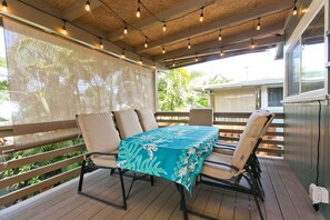 Outdoor dining - RENOVATED! Short Walk to Beach, Air con. Please inquire about shorter stays! (Haleiwa)