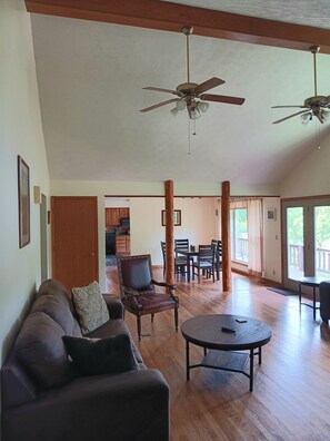 TV, fireplace, DVD player, video library - LOWEST WINTER RATES ON WHITE RIVER W/ 2 SLIP COVERED BOAT DOCK! GREAT FISHING!! (Flippin)