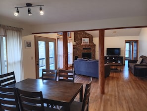 Interior - LOWEST SUMMER RATES ON WHITE RIVER W/ 2 SLIP COVERED BOAT DOCK! GREAT FISHING!! (Flippin)