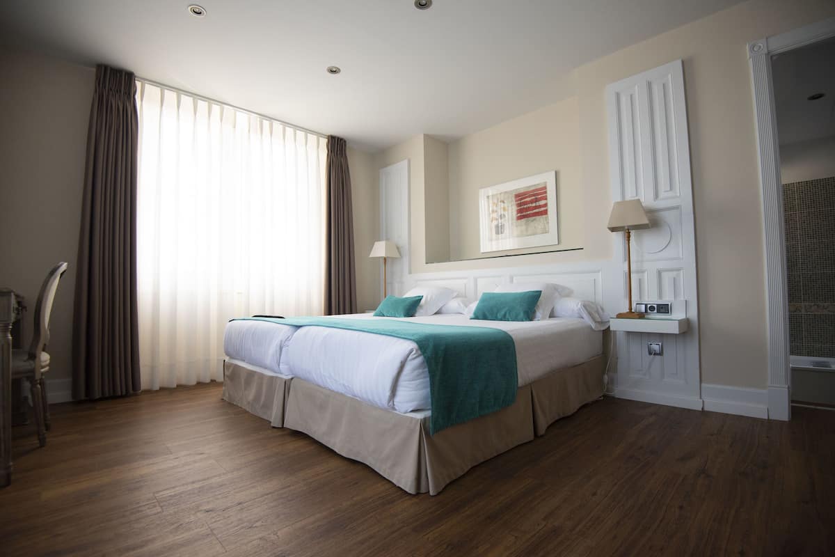 executive room | minibar, in-room safe, desk, blackout curtains