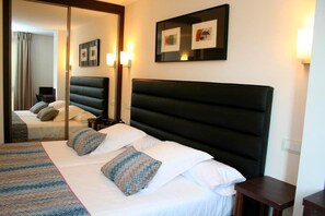 Minibar, coffre-fort, bureau, systĂšme dâinsonorisation