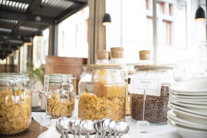 Déjeuner préparé sur commande servi tous les jours en supplément