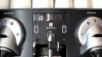 Una máquina de café Nespresso con dos dosificadores y un panel de control.