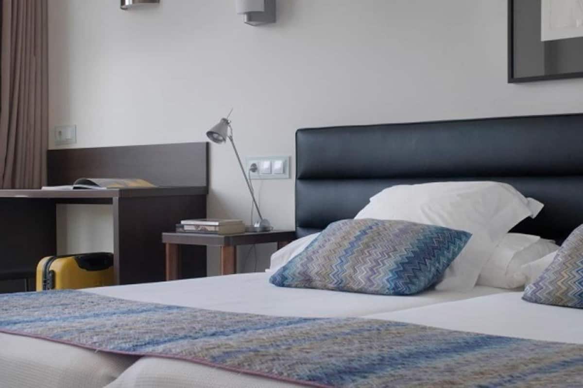 Een minibar, een kluis op de kamer, een bureau, geluiddichte muren