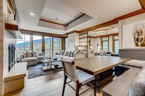 Televisión, chimenea, reproductor de DVD, videoteca