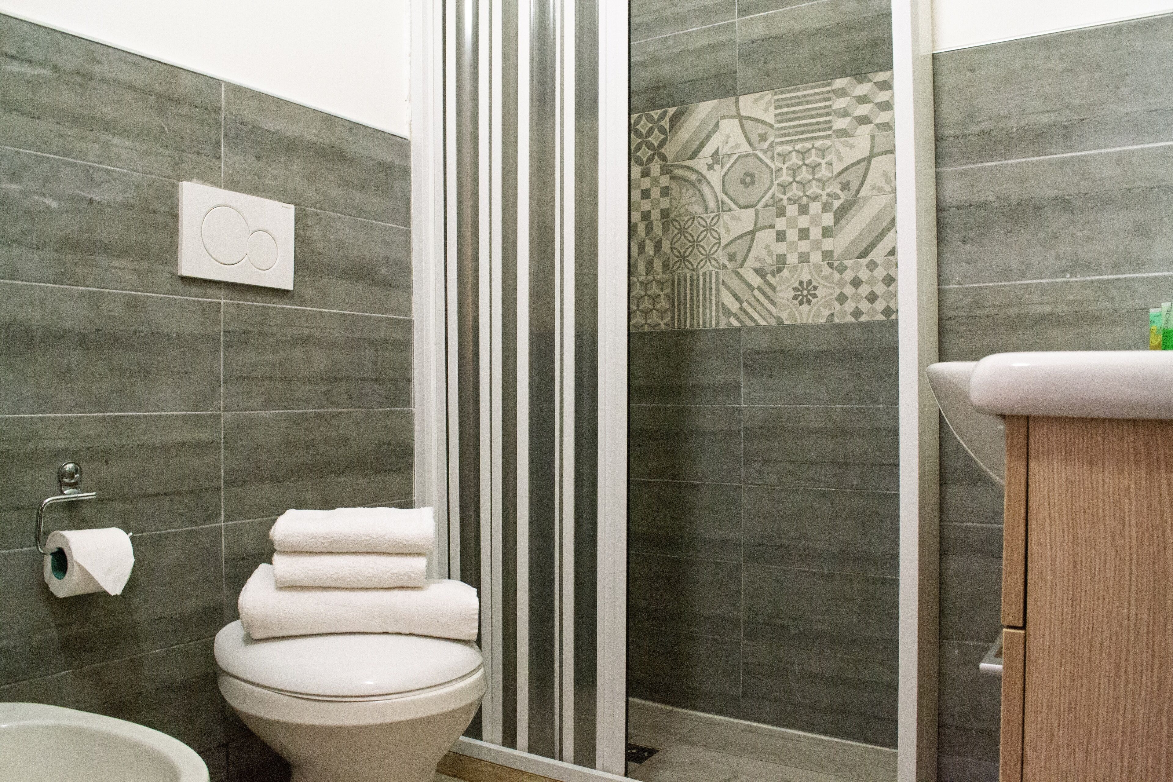 Familienapartment, 2 Schlafzimmer, Terrasse | Badezimmer | Dusche, Bidet