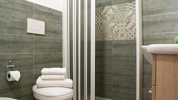 Familienapartment, 2 Schlafzimmer, Terrasse | Badezimmer | Dusche, Bidet