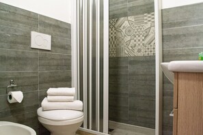 Apartamento familiar, 2 habitaciones, patio | Baño | Ducha y bidé