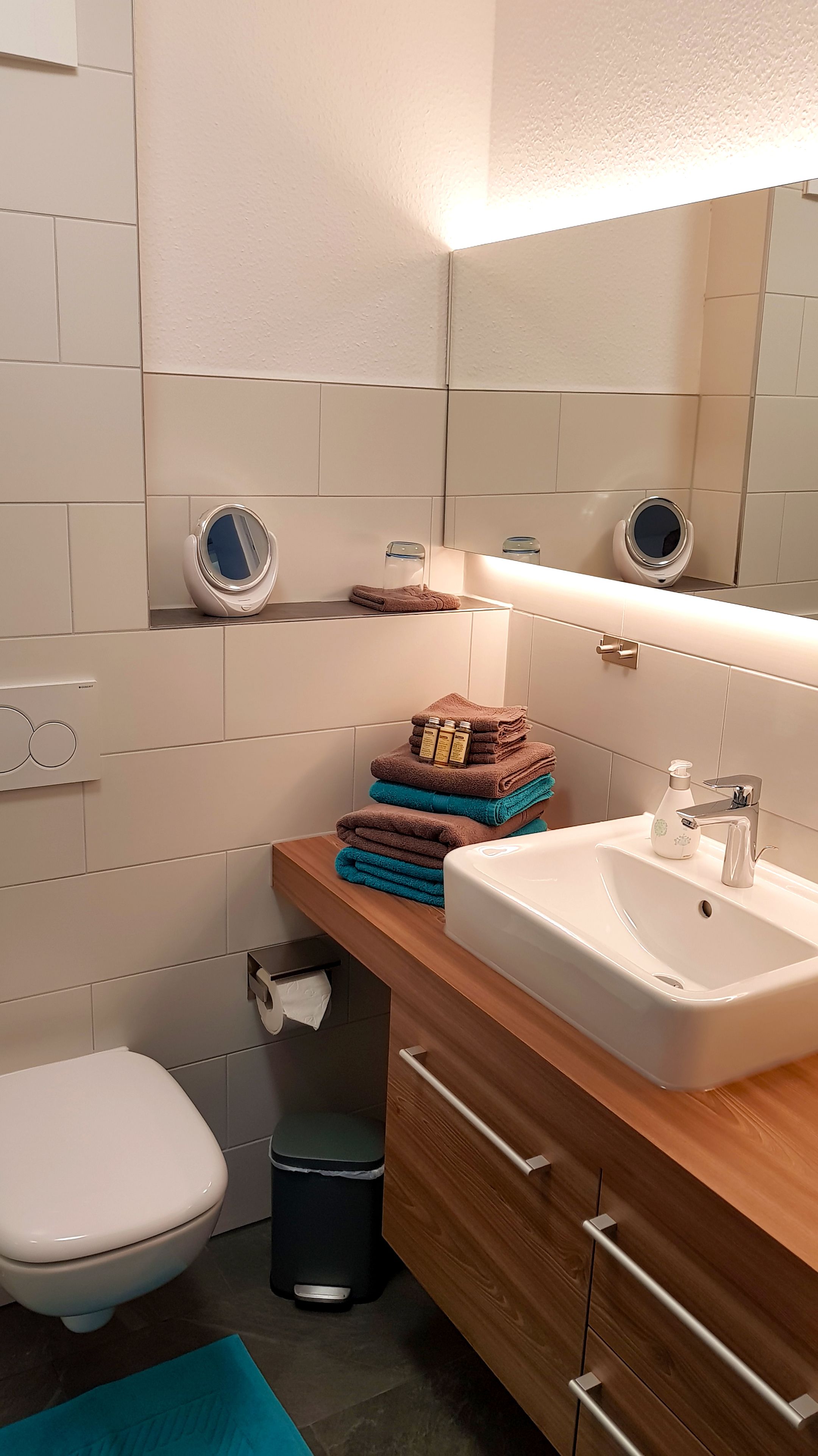 Apartemen (Split Level) | Kamar mandi | Shower, perlengkapan mandi gratis, pengering rambut, dan handuk