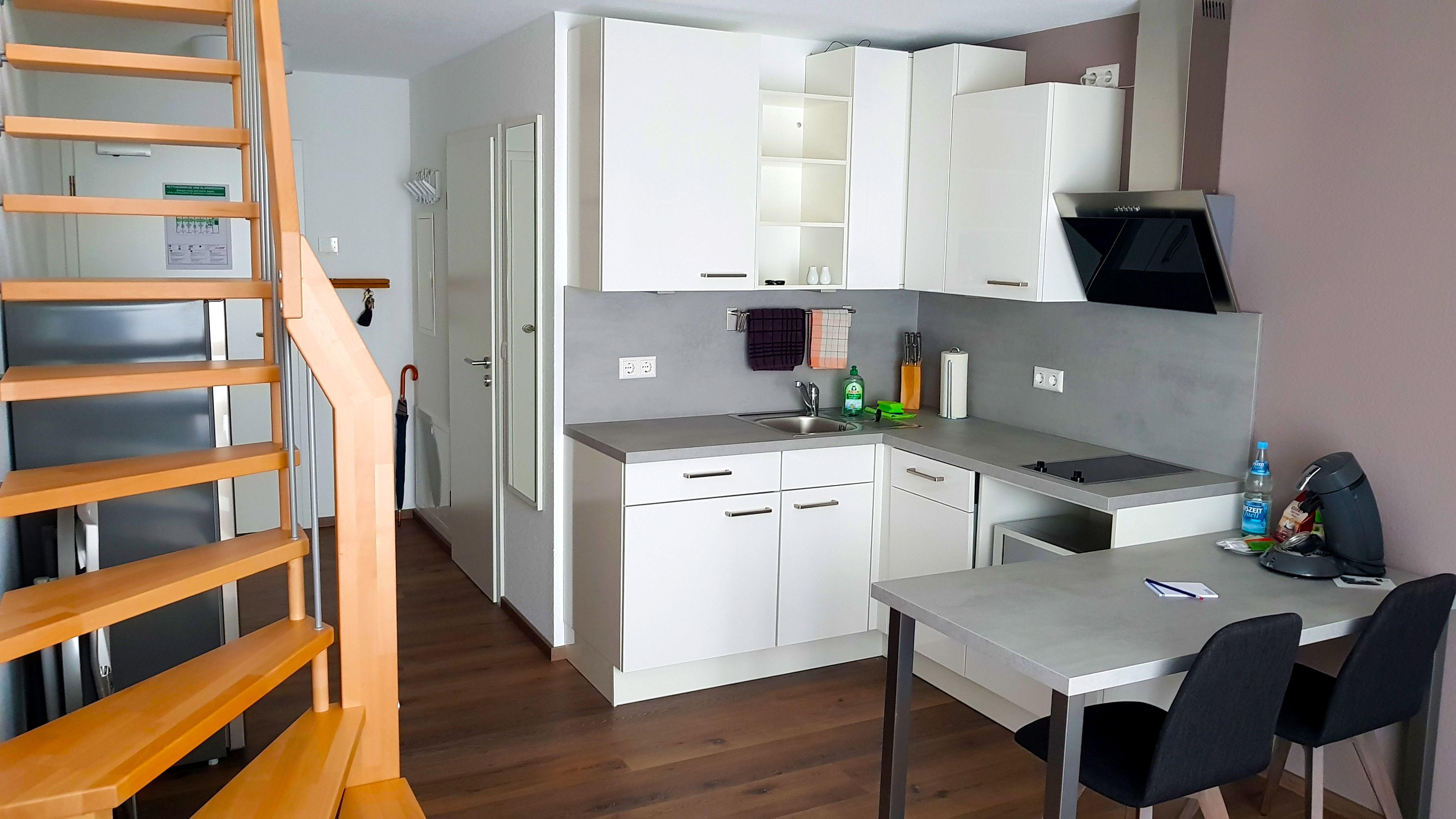 Apartment (Split Level) | Eigene Küche | Großer Kühlschrank, Mikrowelle, Herdplatte, Geschirrspüler