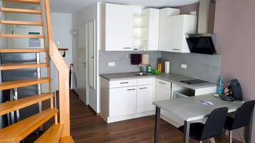 Apartment (Split Level) | Eigene Küche | Großer Kühlschrank, Mikrowelle, Herdplatte, Geschirrspüler