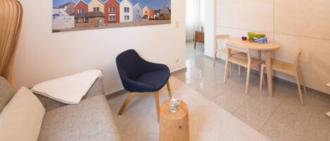 Deluxe-Apartment (1. floor) | Wohnbereich | Flachbildfernseher, DVD-Player