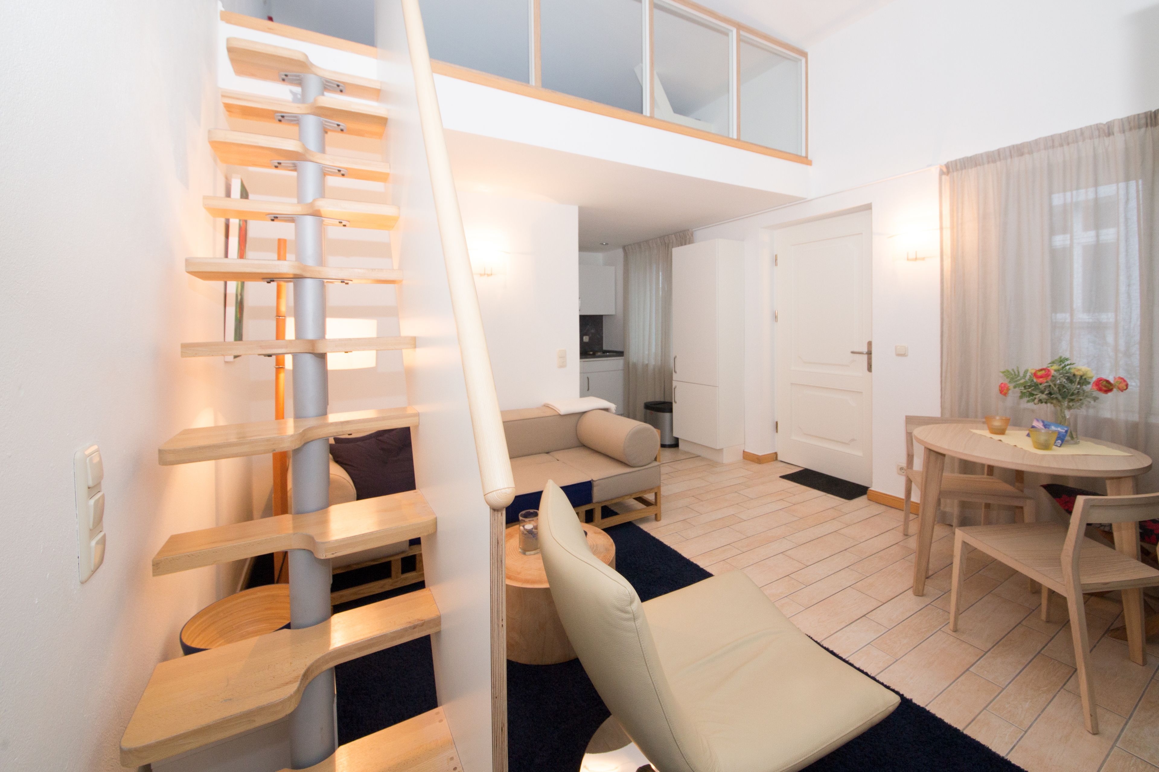 Apartemen Basic, 1 kamar tidur, lantai mezzanine | Area keluarga | TV layar datar dan pemutar DVD