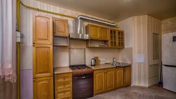 Appartement | Cuisine privée | Grand réfrigérateur, micro-ondes, four, plaque de cuisson