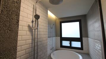 Combined shower/bathtub, hair dryer, slippers, towels