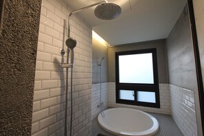 Bañera con ducha, secador de pelo, pantuflas, toallas