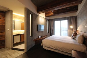 Down comforters, blackout drapes, free WiFi, bed sheets