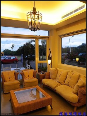 Lobby sitting area - Kenting Beach House (Hengchun)