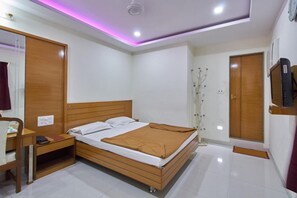 Deluxe Room | Free WiFi - Hotel Sarita (Surat)