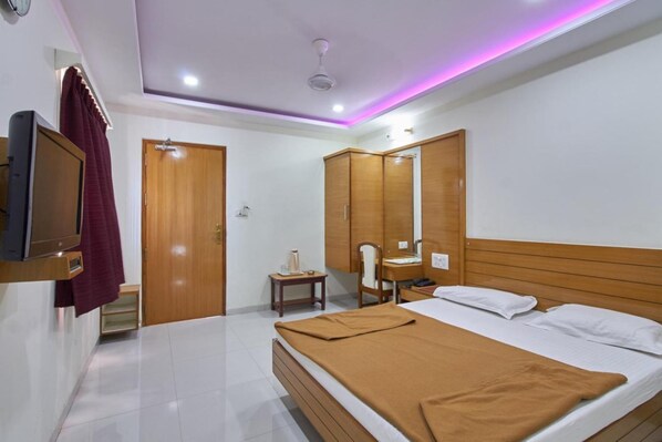 Deluxe Room | Free WiFi - Hotel Sarita (Surat)