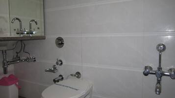 Superior kamer | Badkamer | Een douche, gratis toiletartikelen, pantoffels, handdoeken