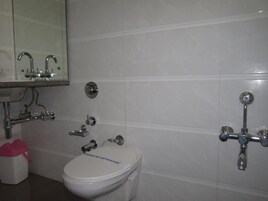 Super Deluxe Room | Bathroom | Shower, free toiletries, slippers, towels