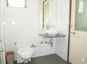 Suihku, ilmaiset hygieniatuotteet, tohvelit, pyyhkeet