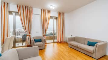 Apartemen Deluks, pemandangan laut | Ruang keluarga | TV LED