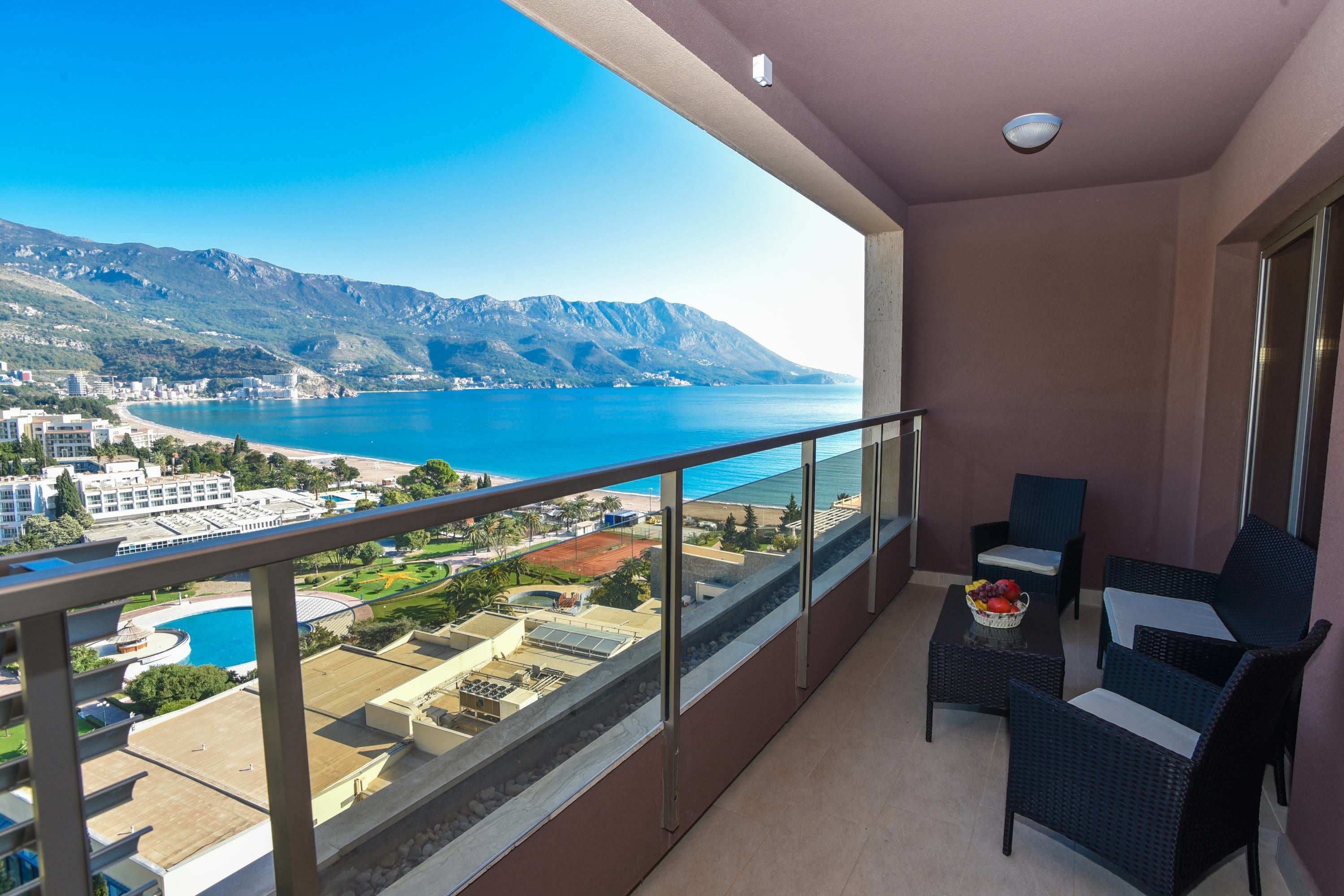 Perushuoneisto, 1 keskisuuri parisänky ja vuodesohva, tupakointi kielletty, merinäköala | Parveke