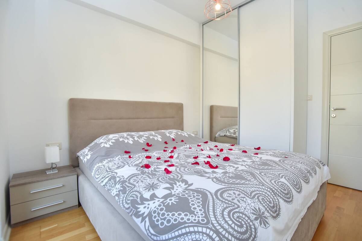 Apartamento clásico, vistas al mar | Ropa de cama de alta calidad, escritorio, sistema de insonorización