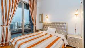 Deluxe-huoneisto, merinäköala | Ylelliset vuodevaatteet, työpöytä, äänieristys, silitysrauta/-lauta