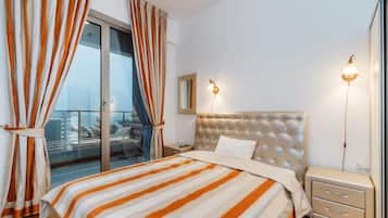 Deluxe-huoneisto, merinäköala | Ylelliset vuodevaatteet, työpöytä, äänieristys, silitysrauta/-lauta