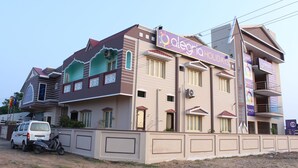 Un edificio de varios pisos con un cartel que dice 'Olegario Holidays'.