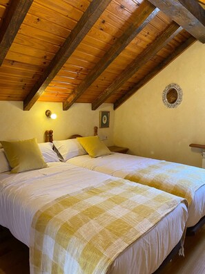 Quarto casal, 2 camas de solteiro, banheiro privativo | Camas extras/dobráveis (sobretaxa), Wi-Fi de cortesia, roupa de cama