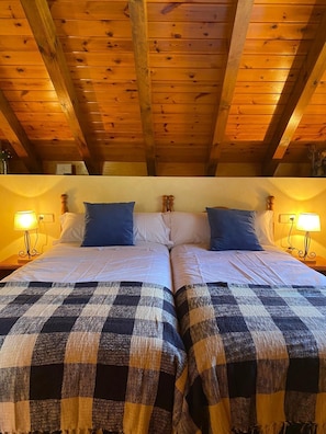 Quarto casal, 2 camas de solteiro, banheiro privativo | Camas extras/dobráveis (sobretaxa), Wi-Fi de cortesia, roupa de cama