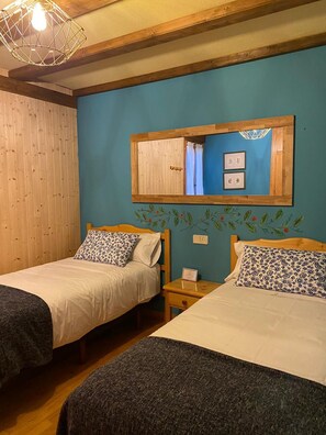 Habitación doble, 2 camas individuales, baño uso exclusivo fuera de habitación | Camas extras/dobráveis (sobretaxa), Wi-Fi de cortesia, roupa de cama