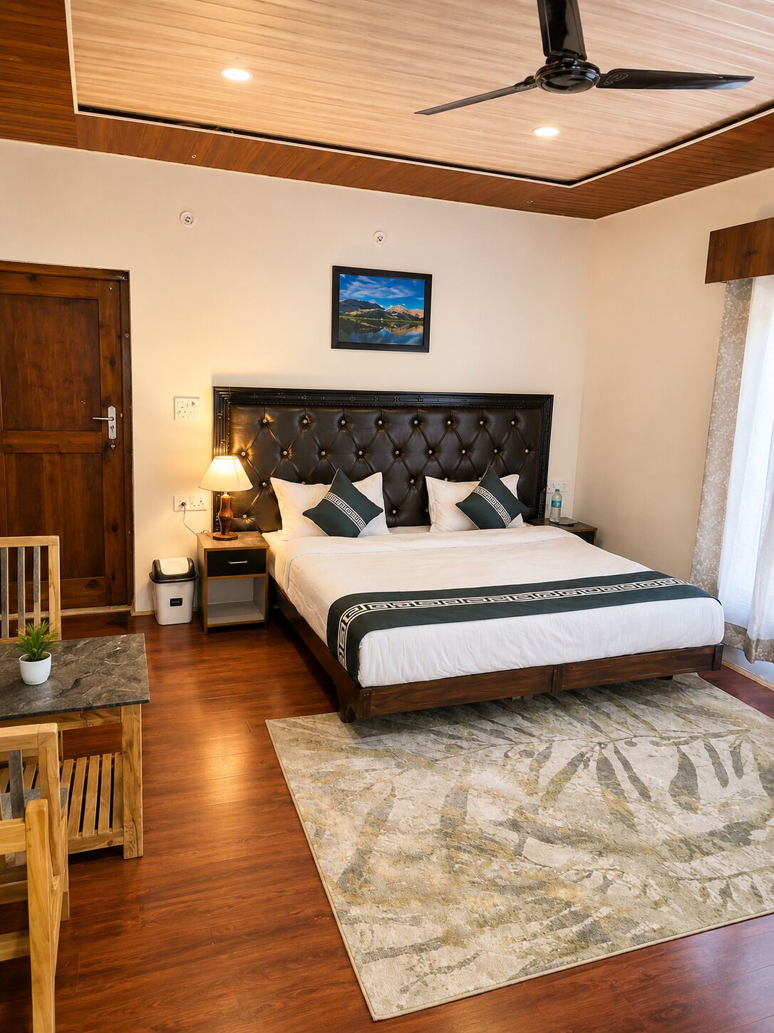 Escritorio, camas plegables/adicionales y ropa de cama 