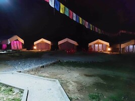 Fachada de la propiedad por la tarde o noche