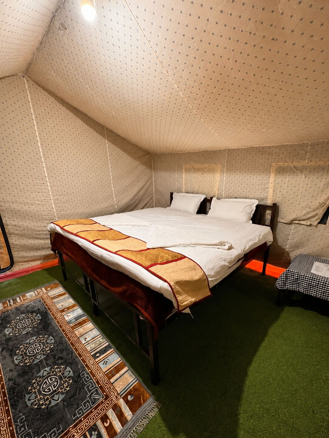 Desk, rollaway beds, bed sheets