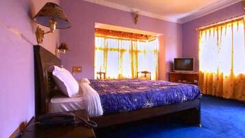 Habitación doble Deluxe, 1 cama matrimonial, para no fumadores, vista a la montaña | Escritorio, camas extra, wifi gratis y ropa de cama