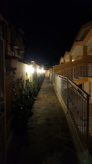 Fachada da propriedade à noite