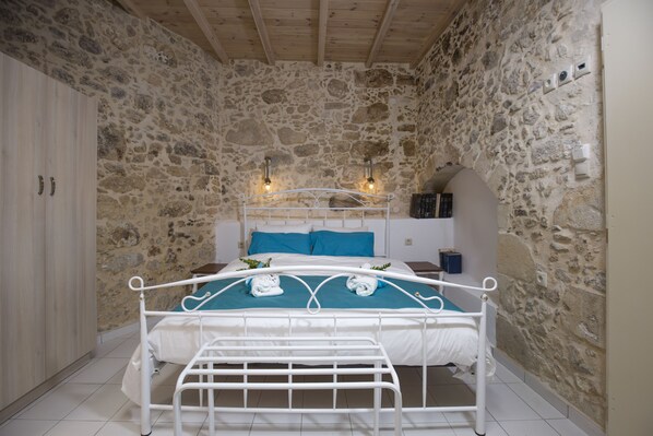 Family House, Partial Sea View | 4 bedrooms, Egyptian cotton sheets, premium bedding - Trigono Holiday House (Kissamos)