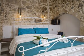 Family House, Partial Sea View | 4 bedrooms, Egyptian cotton sheets, premium bedding - Trigono Holiday House (Kissamos)