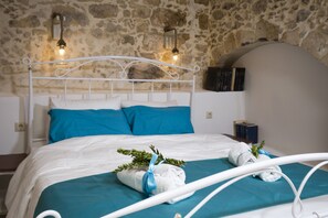 Family House, Partial Sea View | 4 bedrooms, Egyptian cotton sheets, premium bedding - Trigono Holiday House (Kissamos)