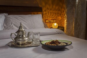 Junior Apartment | Bar mini, peti besi dalam bilik, meja, langsir/tirai gelap terus 