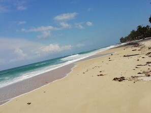 A beach with clear skies and calm waves. - Family home (Kwale)