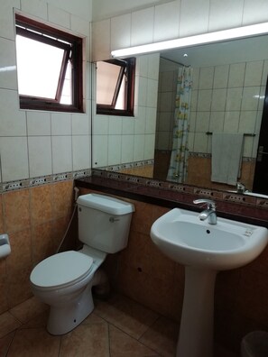 Twin Room, Private Bathroom | Bathroom
